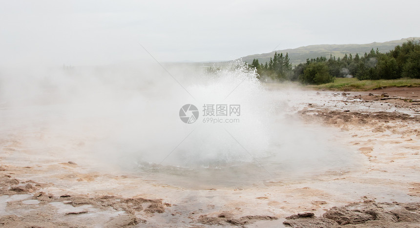 著名的StrokkurGeyser即将爆发冰岛图片