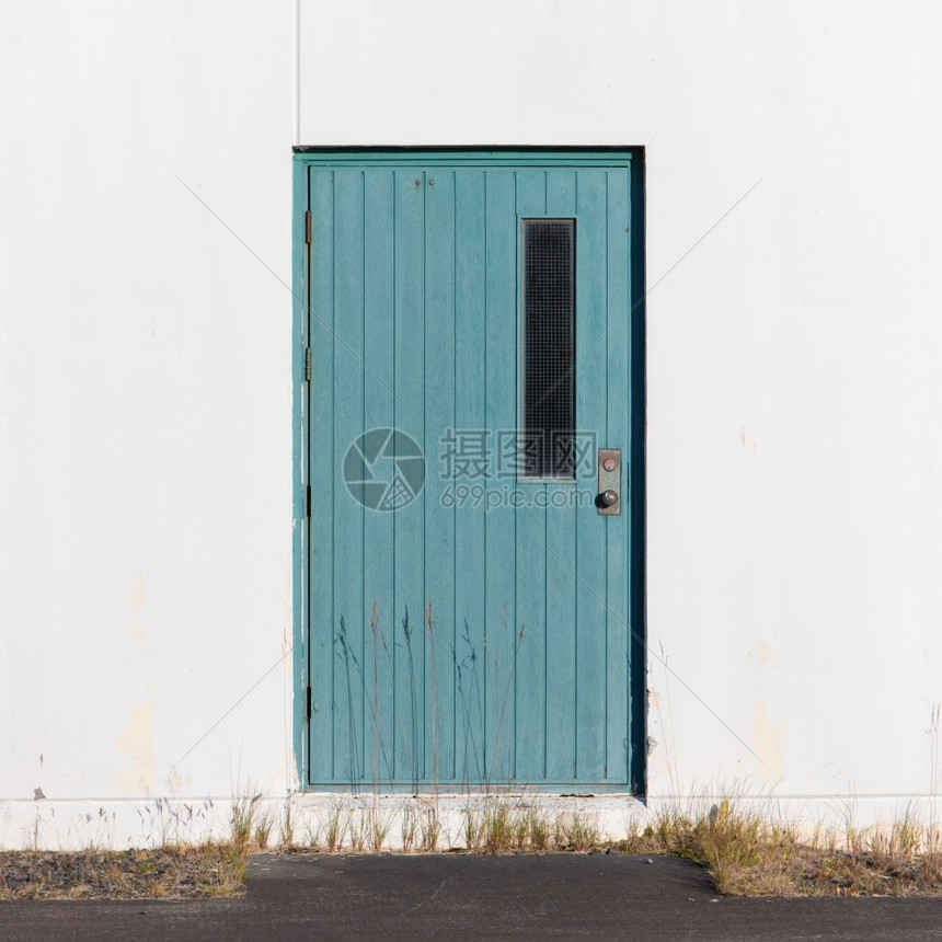 冰岛废弃建筑的旧门图片