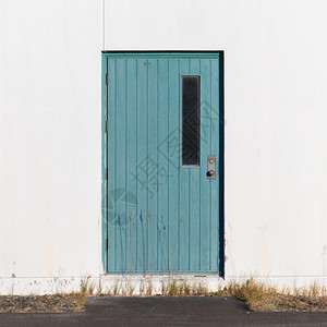 冰岛废弃建筑的旧门图片