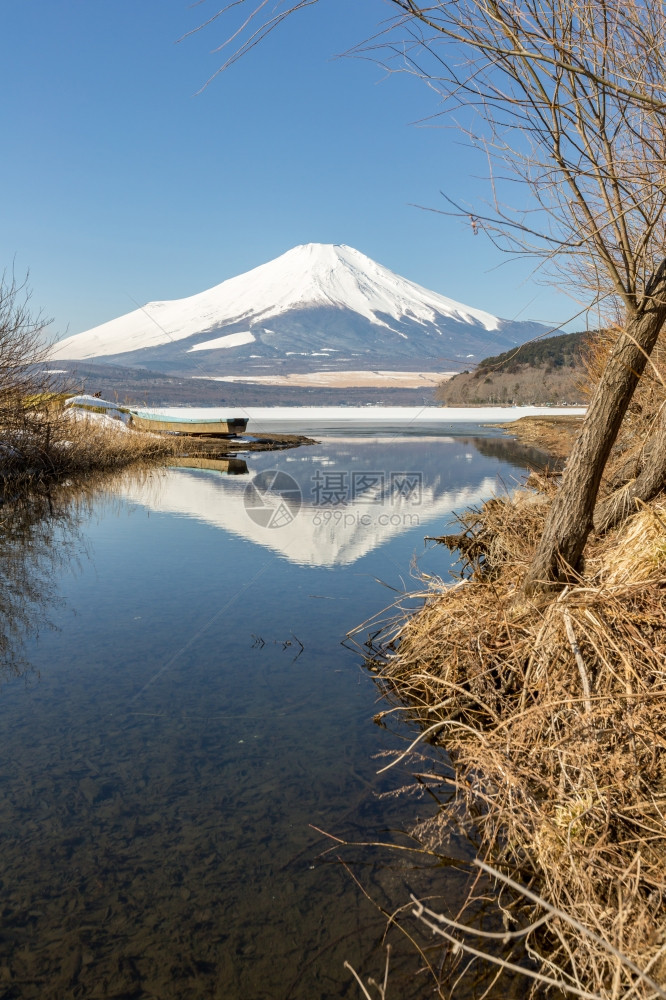 在日本冬季雪反射IcedYamanaka湖的藤冬山图片