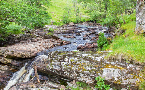 苏格兰山瀑布的景观图片