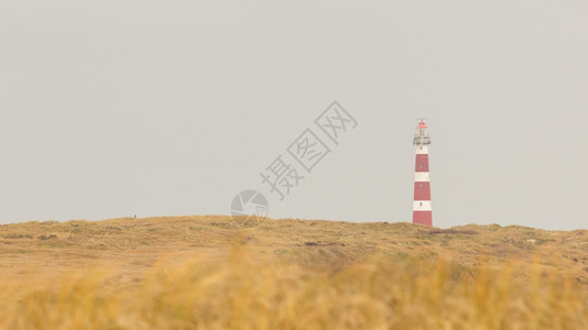 荷兰阿梅州杜特奇岛的红灯塔和白背景图片