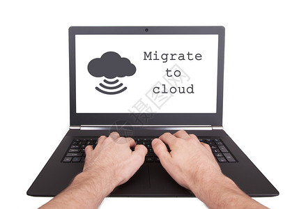 在笔记本电脑上工作的人迁移到云层孤立的人图片