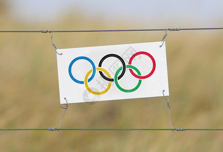 边界围栏挂的旧塑料标志奥林匹克戒指图片