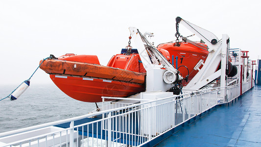 橙色内衬鲀乘游轮甲板的救生船背景