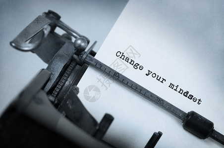 旧打字机的古老刻改变你的思维方式图片