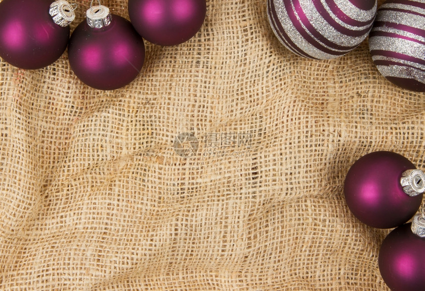 紫色圣诞球在画布上隔离图片