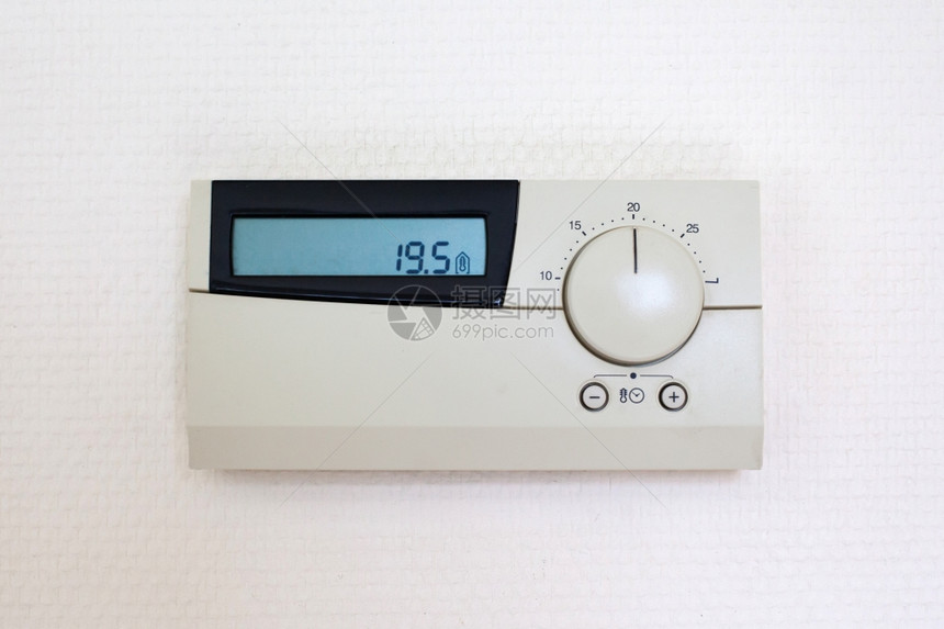 数字自动调温器定在195摄氏度隔离在白墙上图片