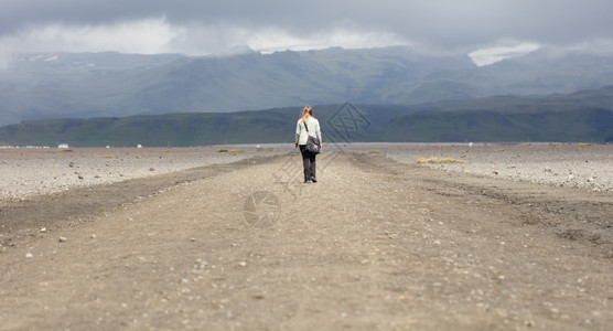 冰岛山地妇女徒步登者图片