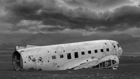 美国军用飞机废弃残骸背景图片