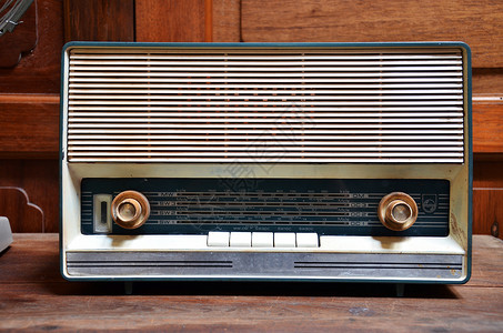 木制桌上的Grungi旧收音机图片