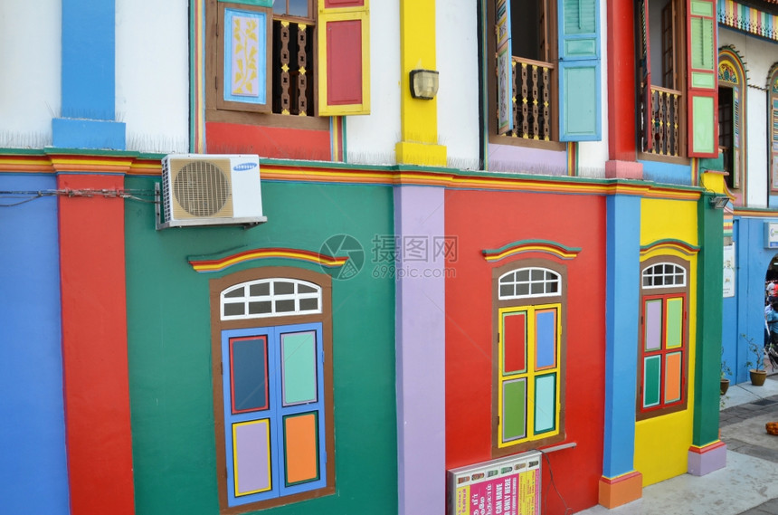 新加坡小印度一栋殖民房屋的多彩窗口和细节图片