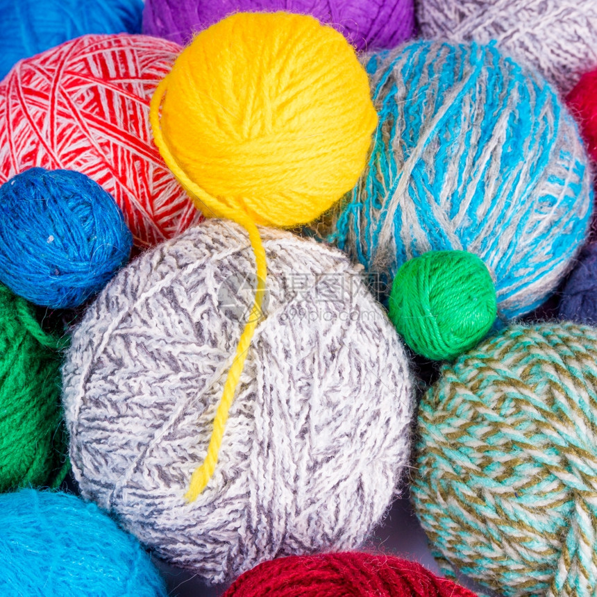 织场彩色的羊毛线球图片