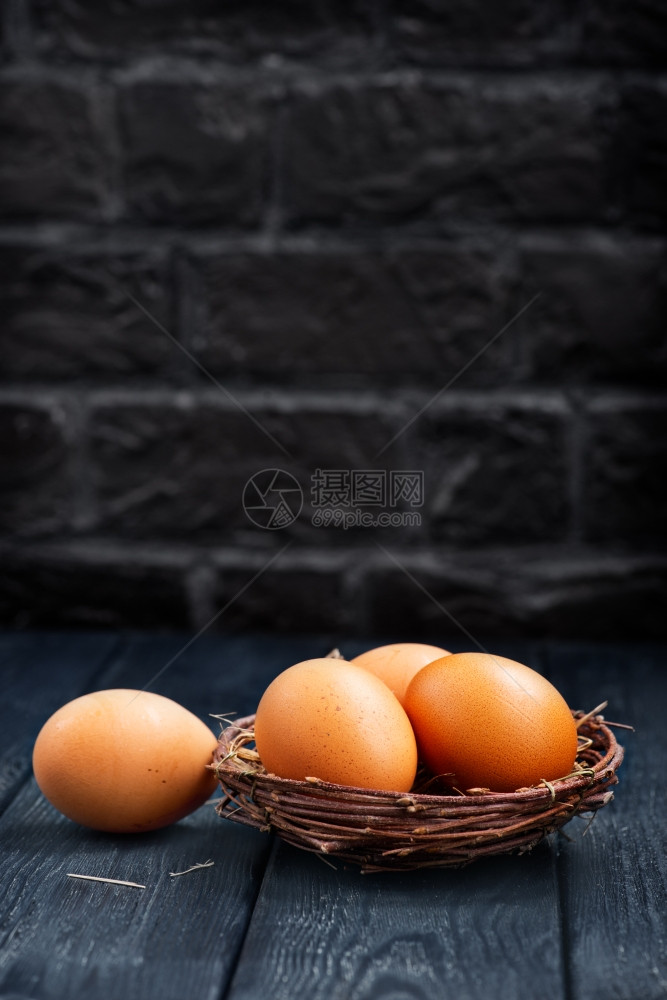 厨房桌上的鸡蛋图片