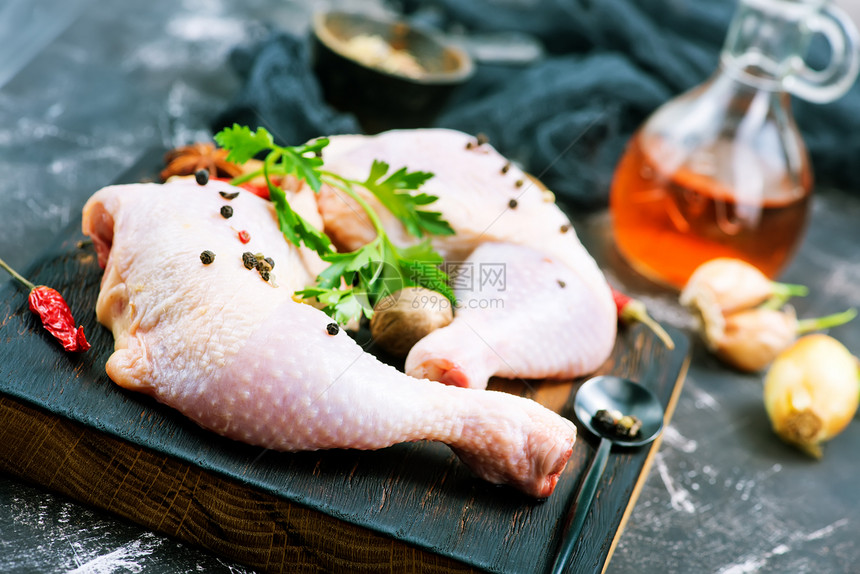 餐桌上的生鸡肉和香味料图片