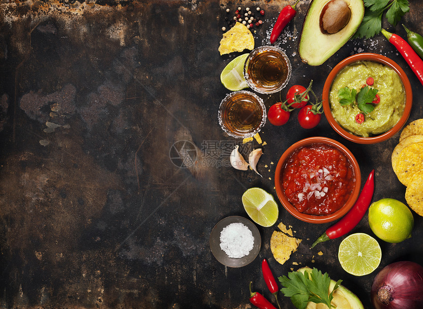 墨西哥食品概念玉米饼薯片瓜卡莫乐萨尔龙舌兰酒以及古老的生锈金属背景新鲜原料图片