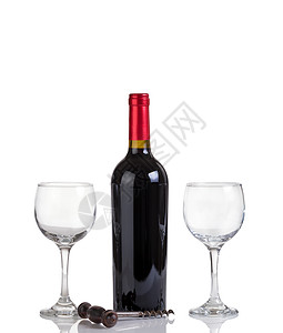 红酒瓶和杯用白色倒影隔绝的玻璃杯图片