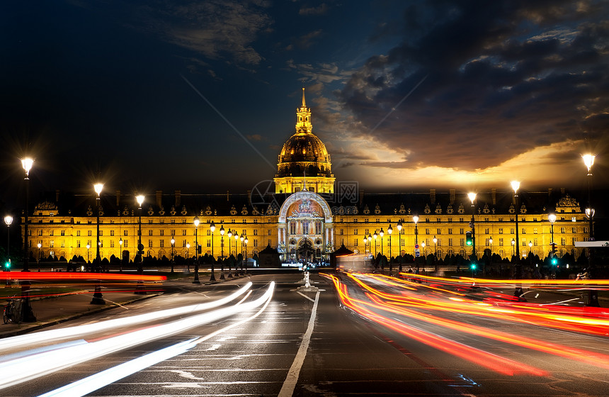 法国巴黎晚间照明的残疾人图片