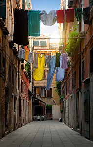 在意大利阳光明媚的天在Vennetian街上烘干衣服图片