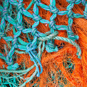 摘要背景有一堆渔网可以投下船进行新几天的捕鱼高清图片