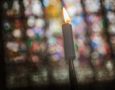 在一个古老的天主教堂内燃烧的蜡烛古老的肮脏表情图片