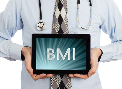 政体医生被孤立在白色的后腹骨上持有数字平板电脑BMI背景