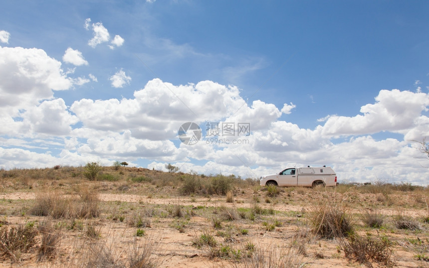 在纳米比亚布沙漠的一辆空车上图片