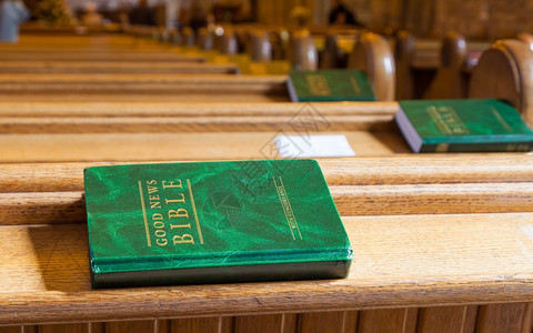 木制教堂长椅上的好新闻圣经图片