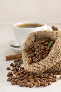 木制咖啡豆和杯图片