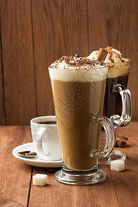 含桂皮和巧克力碎的奶油咖啡背景图片