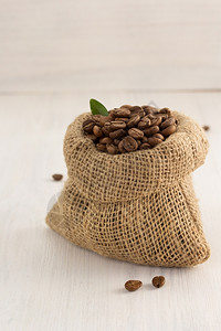 木制本底咖啡豆图片