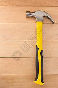 木背景的锤子工具图片