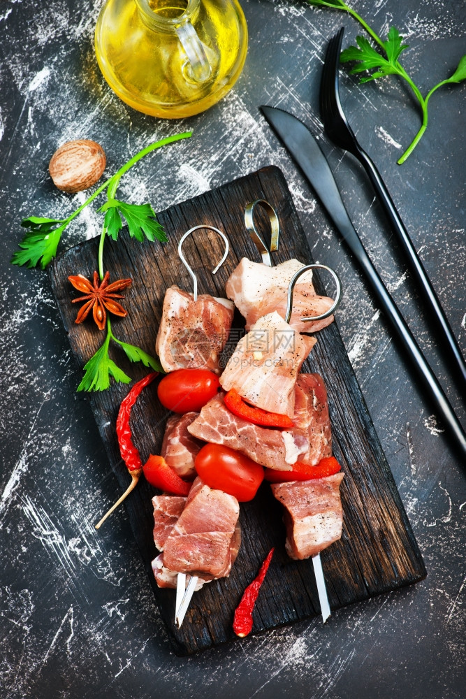 不同类型的肉新鲜生红肉类市场与餐具图片