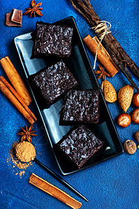 黑板和桌子上的巧克力蛋糕图片