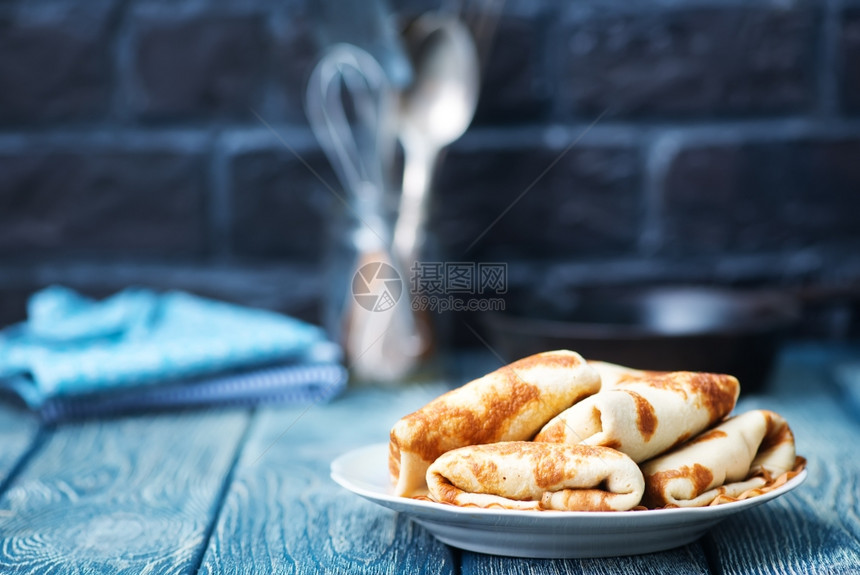 盘子上和桌的煎饼图片