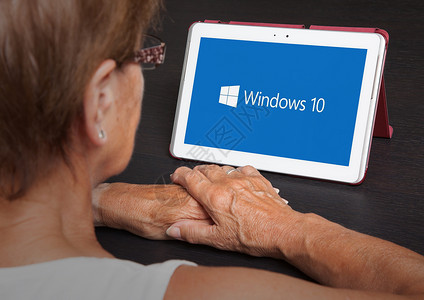 2015年6月日荷兰Herenvenen有Windows10标志的平板电脑Windows10是微软公司的新版本WindowsOS背景图片
