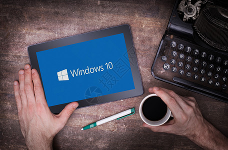 新版本上线2015年6月日荷兰HerenvenenWindows10背景的平板电脑Windows10是微软公司的新版本WindowsOS从背景