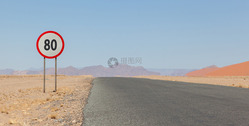 在纳米比亚的沙漠公路上速度限为80公里或每英速度限为80公里或每英图片