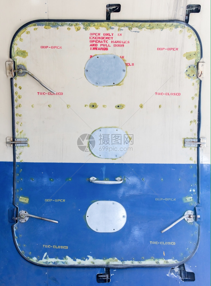 旧飞机的紧急出口门图片