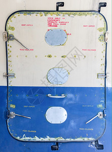 旧飞机的紧急出口门图片