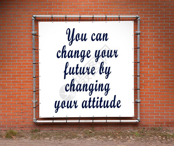 在砖墙上挂着鼓舞人心的引号大横幅你可以改变的未来背景