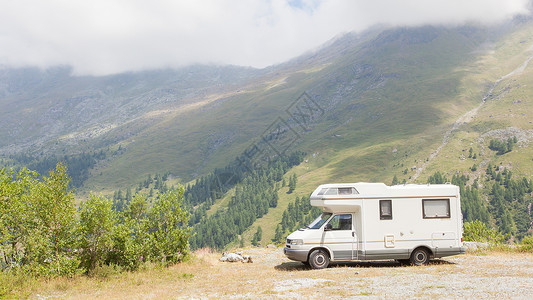 停在在瑞士山顶高处的露营房车图片