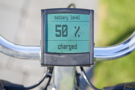电动自行车在太阳下展示剩50个分数的电源高清图片
