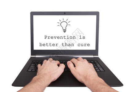 在笔记本电脑上工作的人预防胜于治疗孤立图片