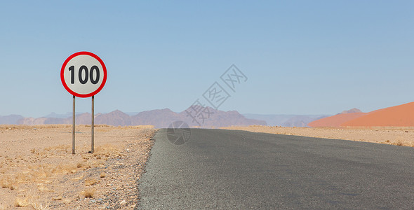纳米比亚沙漠道路的限速标志背景图片