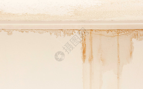 水损坏天花板和墙壁白色相邻的棕背景