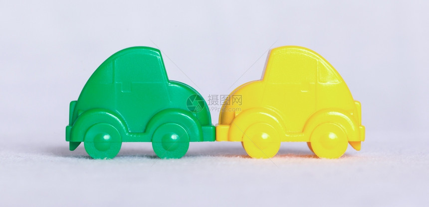 一连排的玩具汽车孤立在白色背景的事故图片