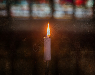 在一个古老的天主教堂内燃烧的蜡烛古老的肮脏表情图片