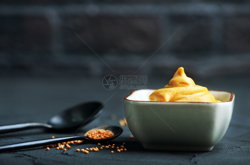 芥子酱在碗里桌子上图片