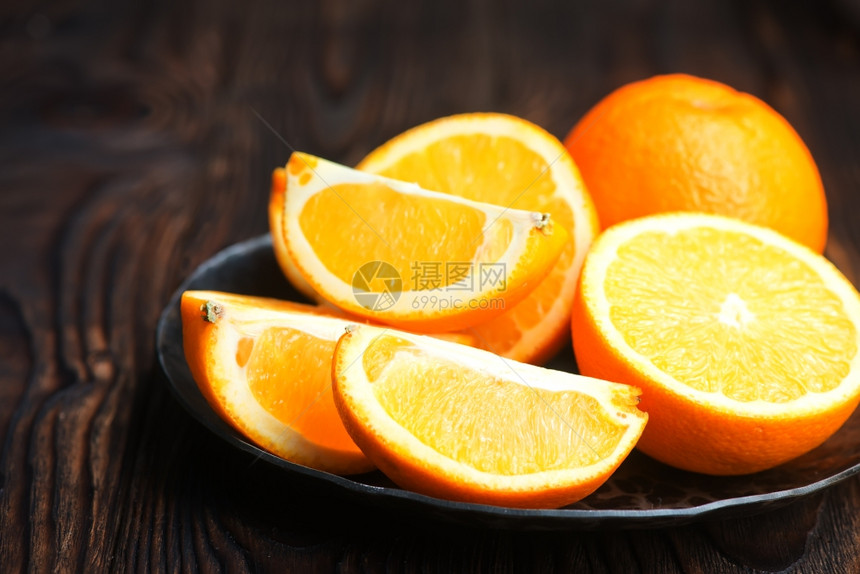 橙子新鲜在盘上和桌图片